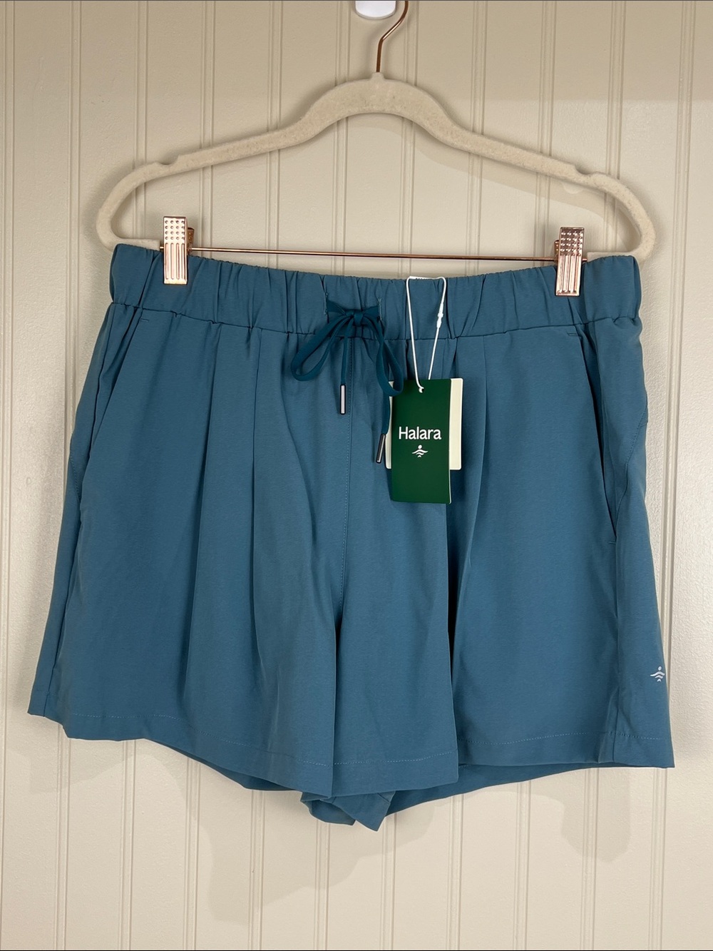 NWT Halara Pleated High Waisted Elastic waistband shorts Size Medium 3” Inseam